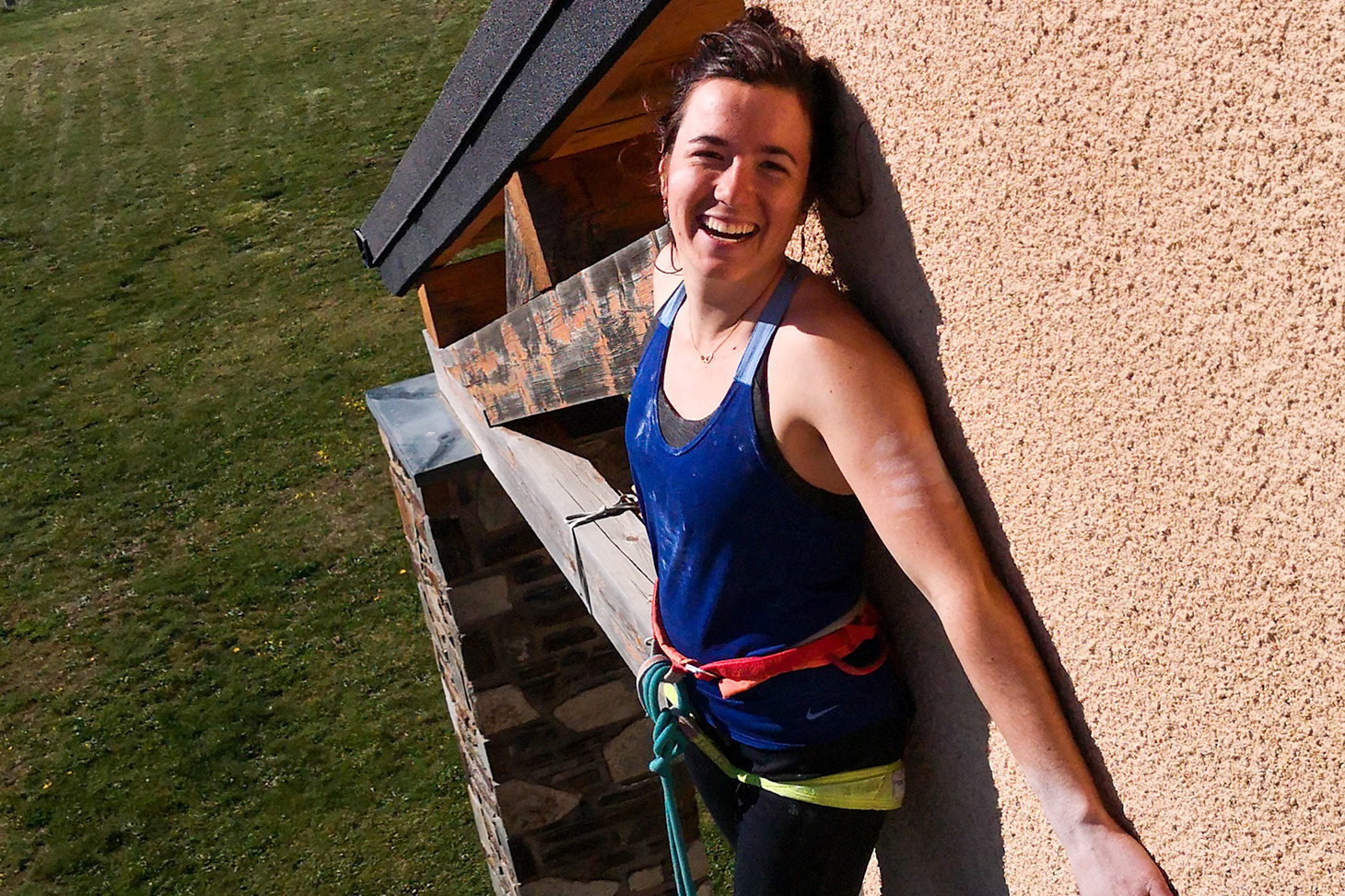 Marion, sportive de haut niveau, poursuit ses entrainement à la grimpe sur la façade de sa maison.